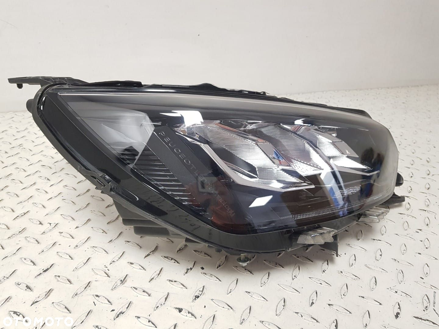 PEUGEOT 208 II 2008 II 2019- LED LAMPA PRAWA PRZEDNIA PRZÓD EUROPA 73312206 9833036180 - 4
