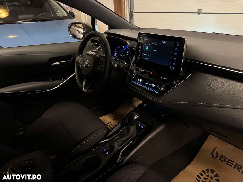 Toyota Corolla 1.8 Hybrid Team Deutschland - 12