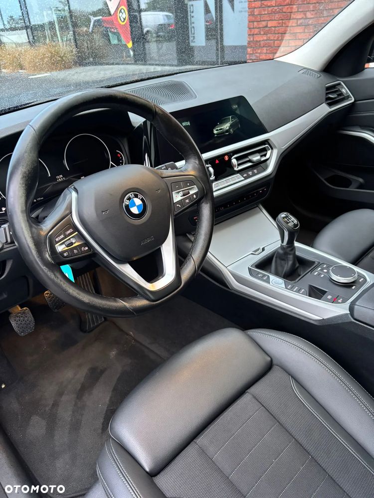 BMW Seria 3 318d Touring - 13