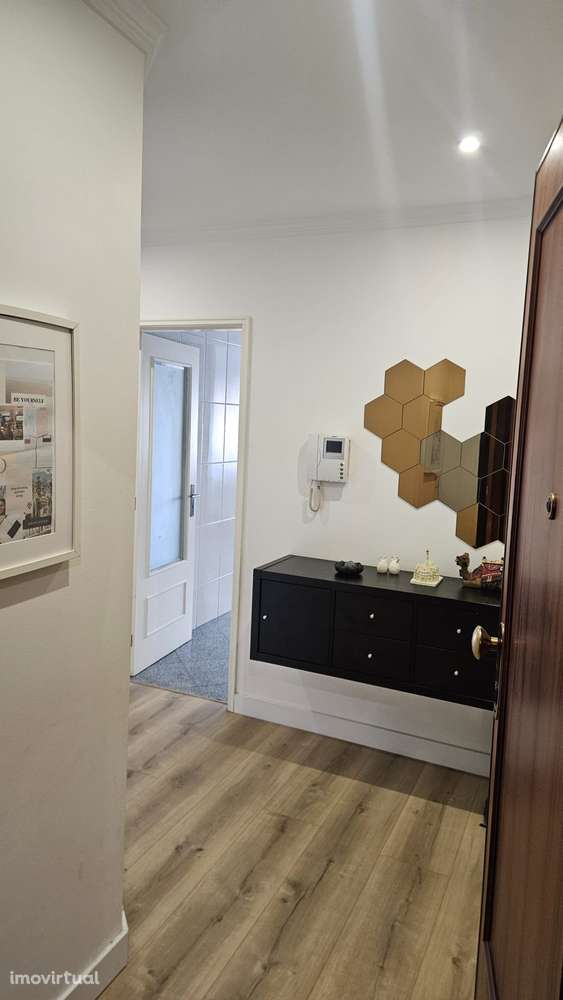 T2 Mobilado com Varanda e Garagem — Disponível a partir de 06/06/2026 - Grande imagem: 4/11