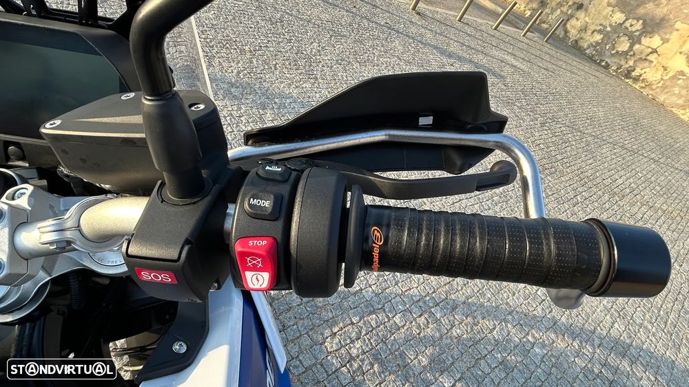 BMW F 900 GS Lightwhite / Racing Blue Metalizado (Versão GS Trophy) - 17