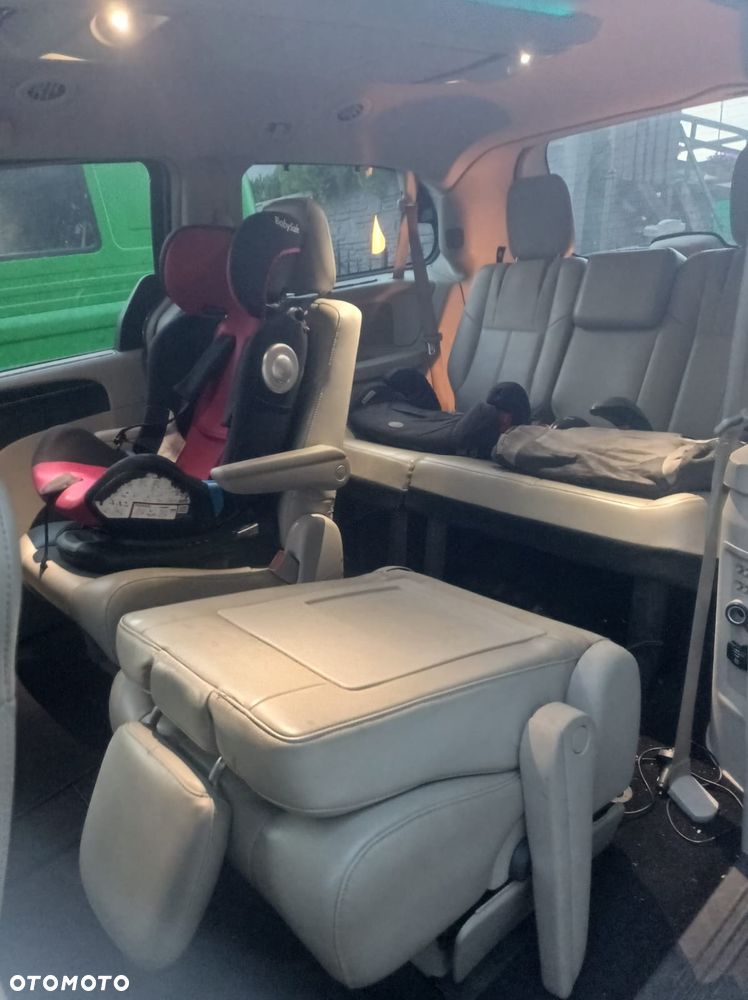 Chrysler Town & Country - 8