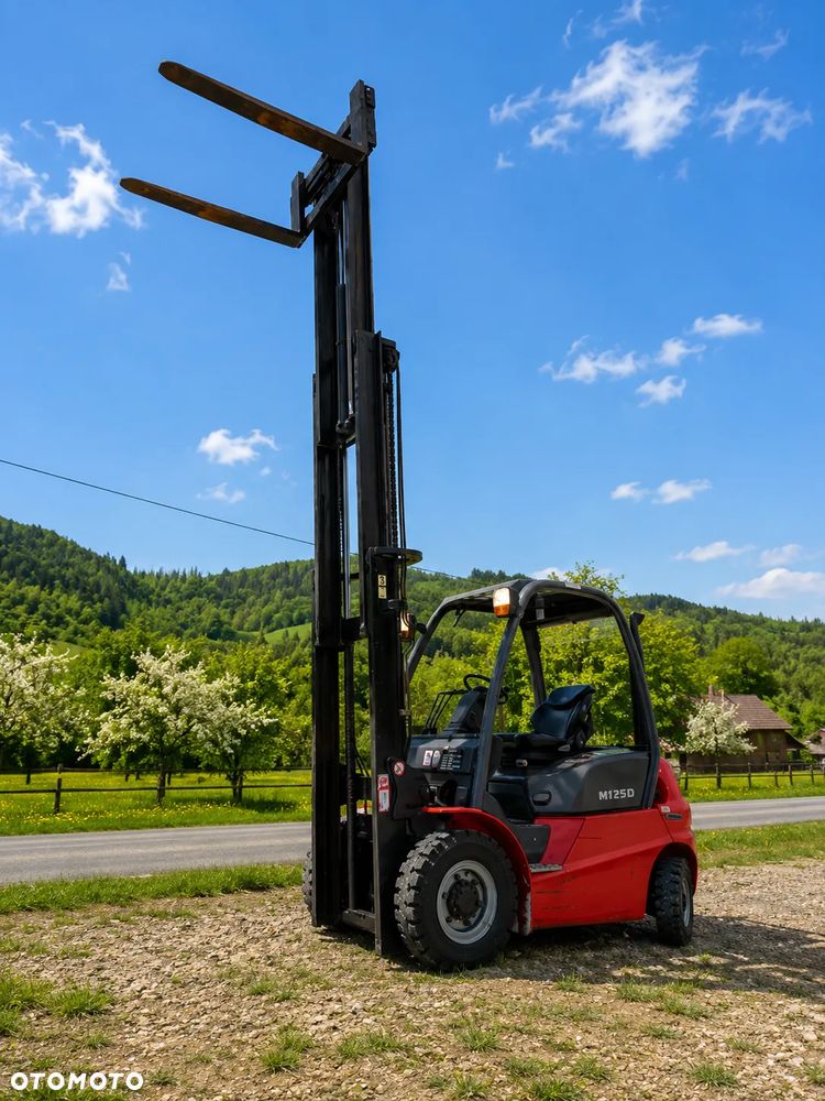 Manitou MI25D Wózek Widłowy 2,5 tony. Posuw Hydrauliczny. Maszt triplex. Wolny skok! Wysokość Podnoszenia 5 metrów. Jak nowy z Salonu. Pochodzi z Norweskiego Gospodarstwa! Aktualne przeglądy DEKRA i serwisy! Opony jak Nowe. Silnik Yanmar. Małe gabarety bardzo zwrotna maszyna! Zero luzów wycieków i zniszczeń. OKAZJA. Pełny ORYGINAŁ! Rok Prod. 2014. Niski przebieg 3300mtg - 35