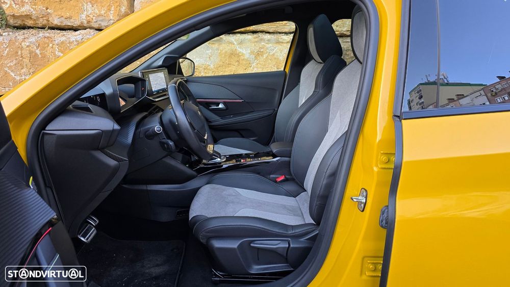Peugeot e-208 GT - 43