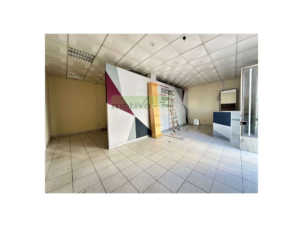 Loja Bem Localizada no Algueirão. Próxima da Estação de Comboios - Grande imagem: 2/10