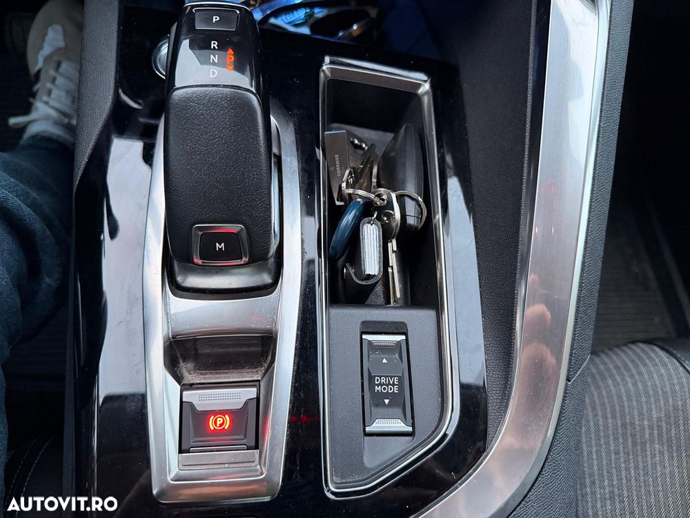 Peugeot 3008 1.2 PureTech Turbo S&S EAT8 Allure - 24