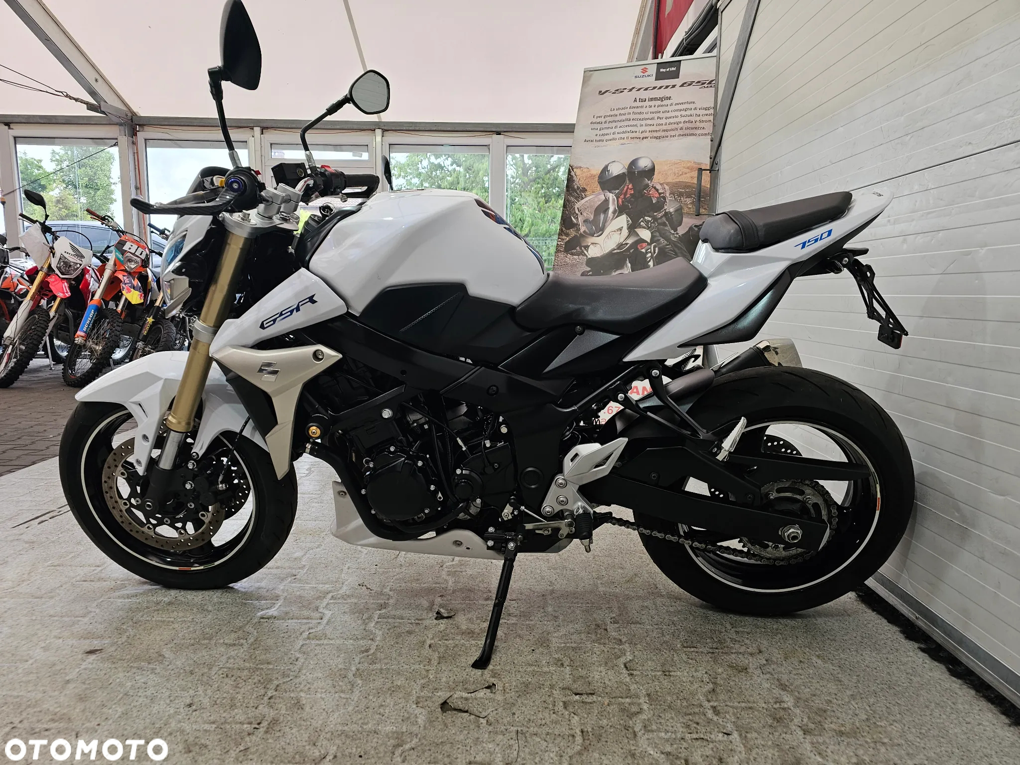 Suzuki GSR - 14