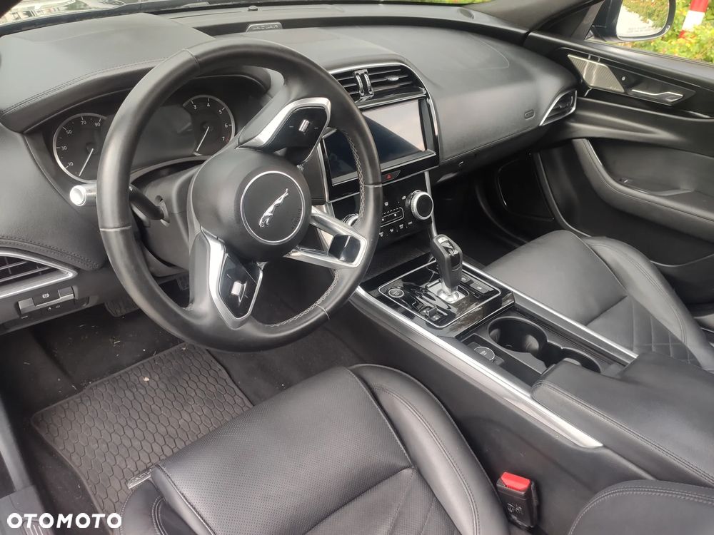 Jaguar XE P250 S - 12