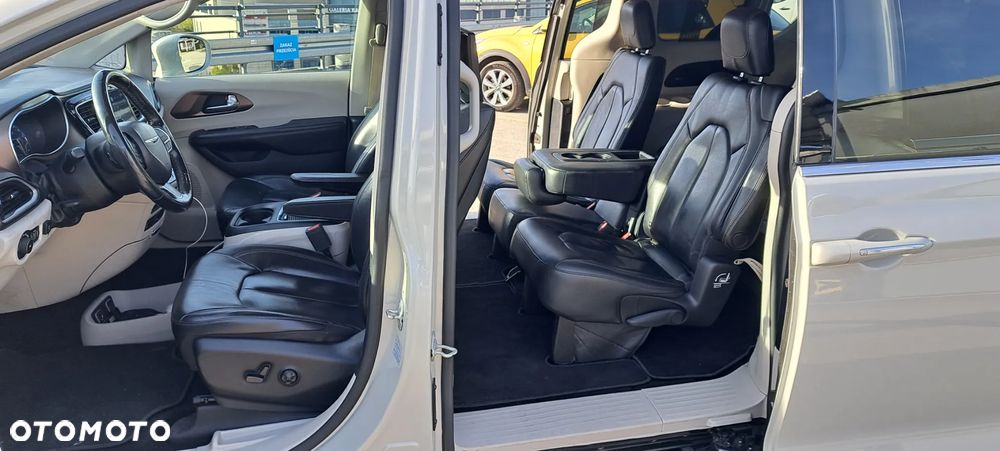 Chrysler Pacifica - 32