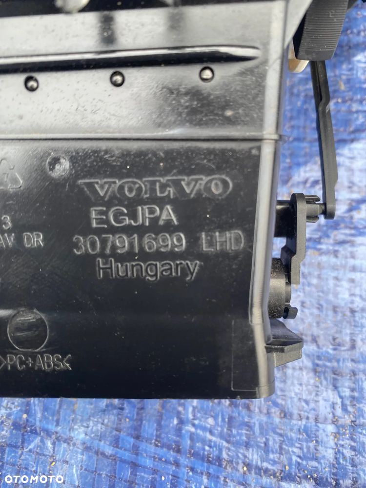 VOLVO S60 II V60 I  11-18r. KRATKA KRATKI NAWIEWU ŚRODKOWA 30791699  30791697 - 5
