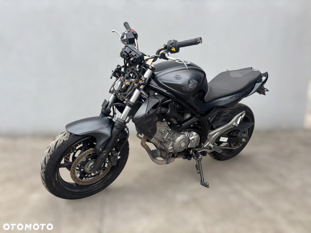 Suzuki Gladius - 6