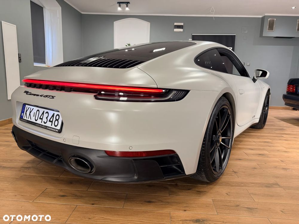 Porsche 911 Carrera 4 GTS - 18