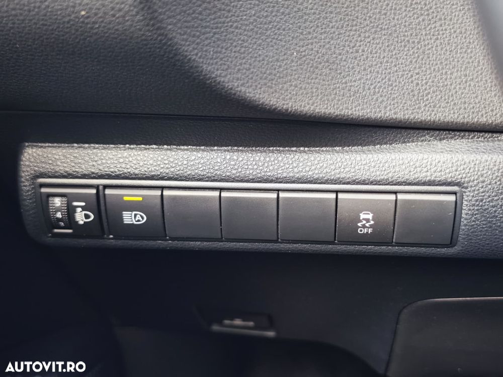 Toyota Corolla 1.8 HSD Business - 28