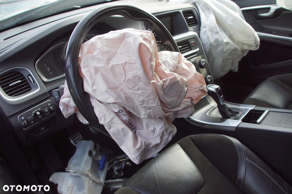 Auto na części - Volvo V60 I Lift R-Design 2.0 D2 120 KM D4204T8 M66 714 2015R Silnik Skrzynia Drzwi Szyba Lusterko Zderzak Klapa Lampa Sterownik Moduł Czujnik Deska Kokpit Licznik Wyświetlacz - 5