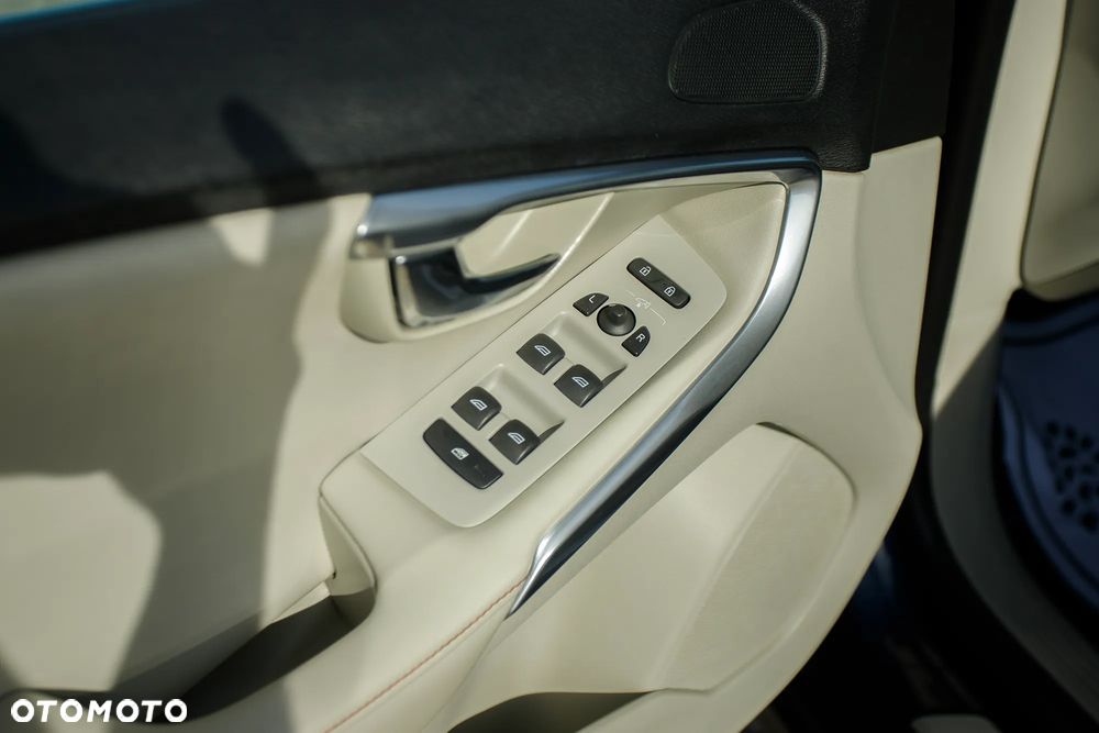 Volvo V40 Cross Country D3 Geartronic Ocean Race - 24