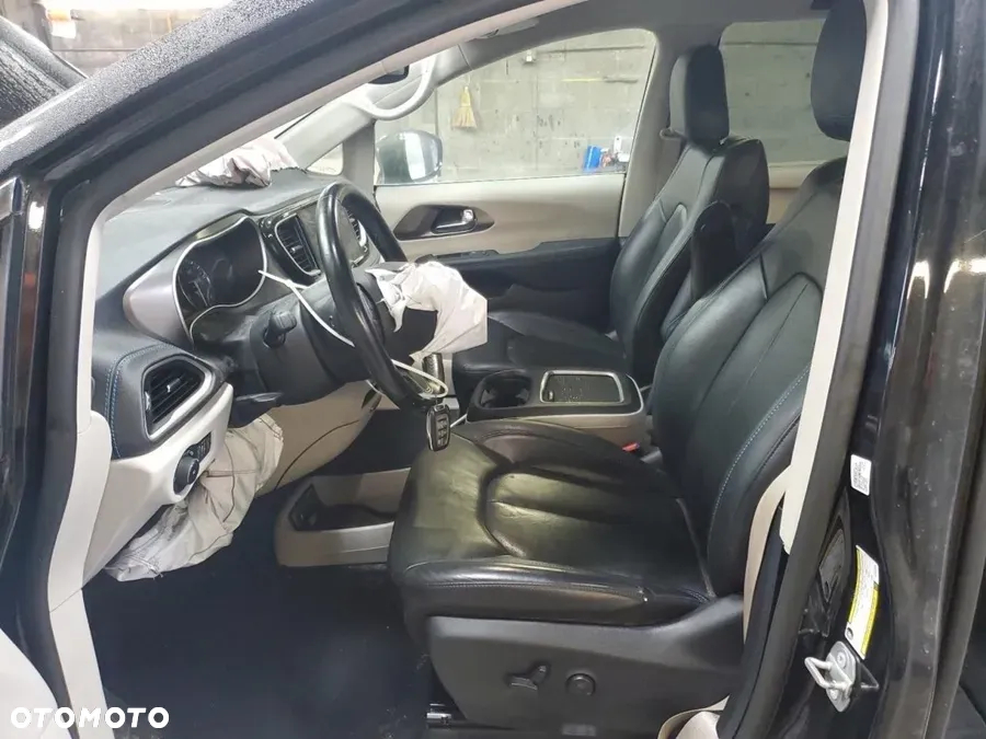 Chrysler Pacifica - 10