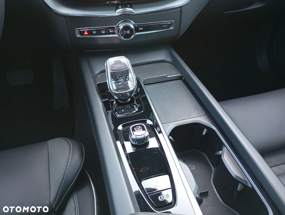 Volvo XC 60 B4 D AWD Ultimate Dark - 20