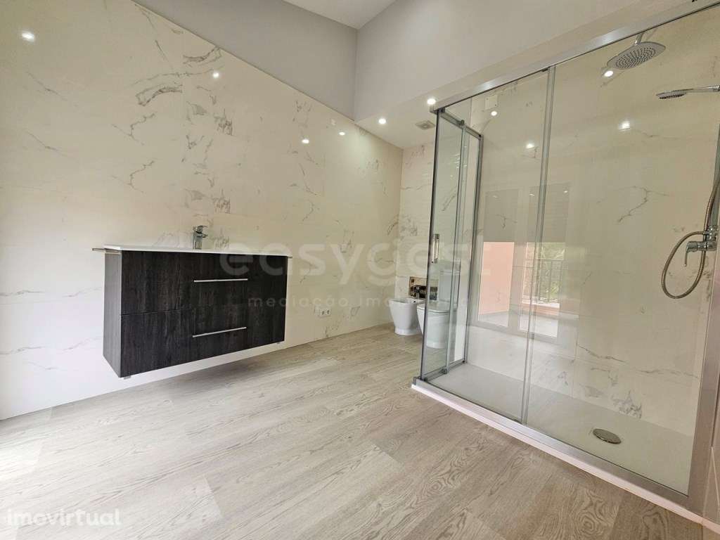 Duplex T3 composto por 2 pisos com garagem em Estômbar, Lagoa - Grande imagem: 5/36