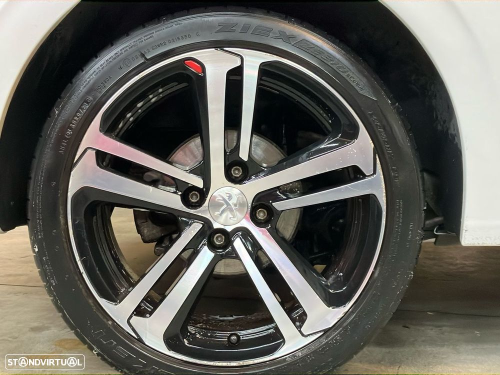 Peugeot 208 1.2 PureTech GT Line - 24