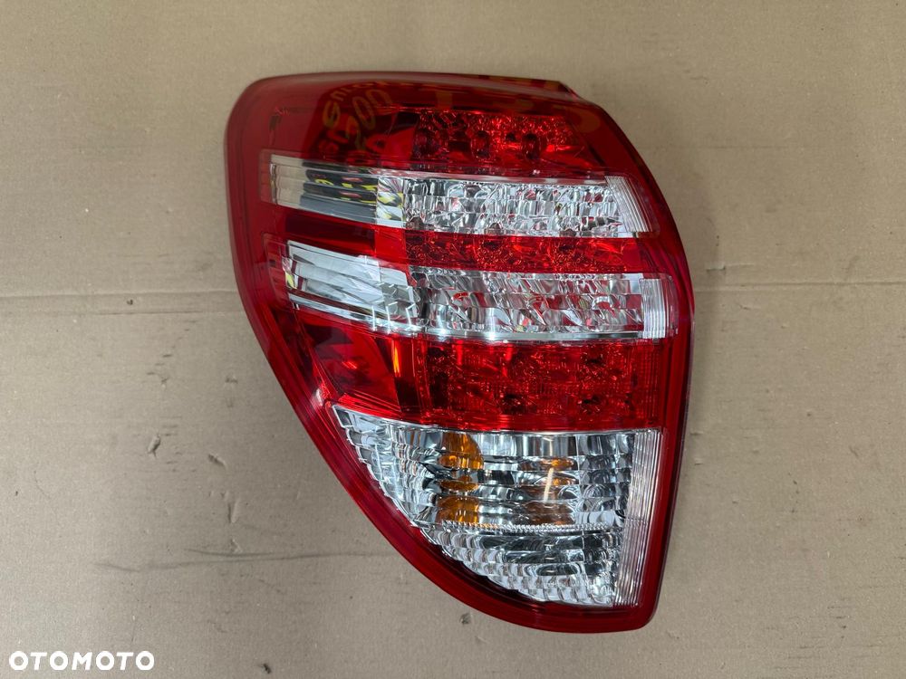 TOYOTA RAV4 III LIFT 10-12 LAMPA LEWA TYŁ LED