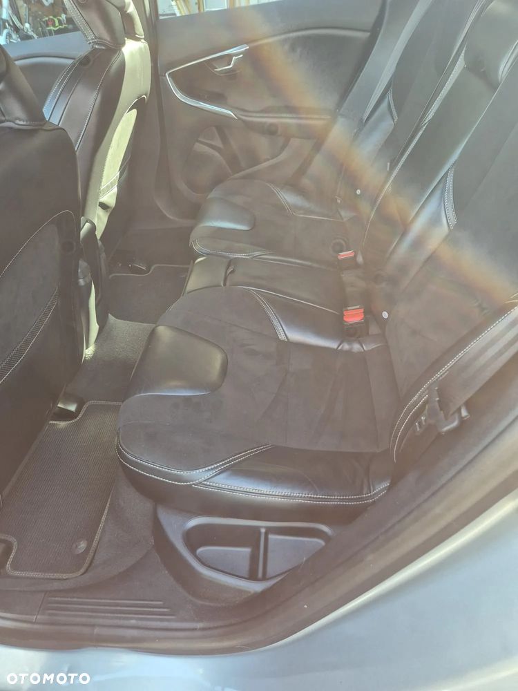 Volvo V40 D2 R-Design - 11