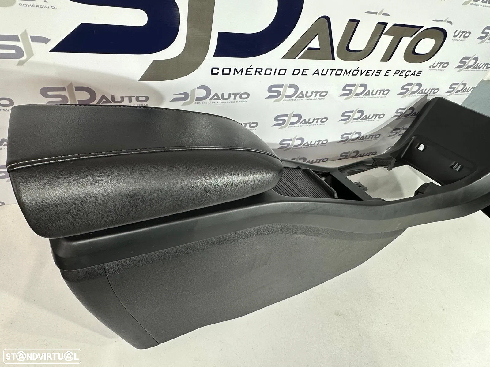 Apoio Braço / Consola Central - Volvo V40 R-Design - 4