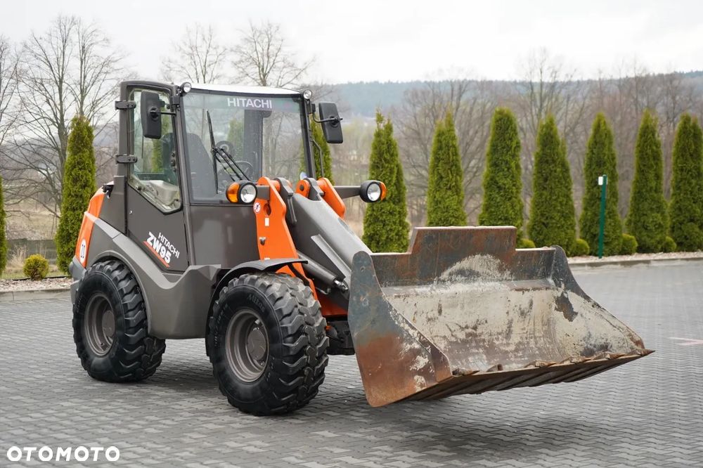 Hitachi ZW95 / ŁADOWARKA KOŁOWA / 2020 R / WIDŁY DO PALET - 19