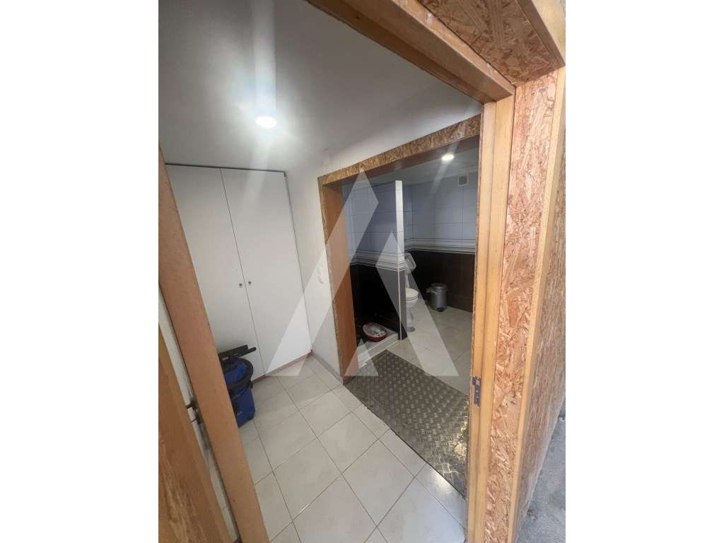 Armazém amplo destinado à indústria e andar T3 para habitação e log... - Grande imagem: 5/35