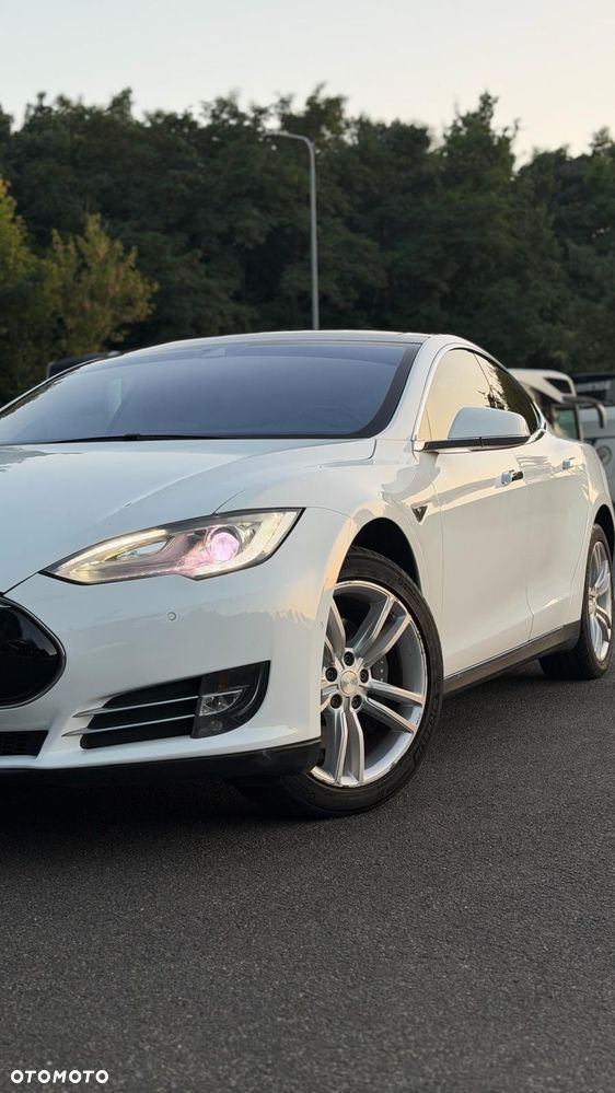 Tesla Model S - 21