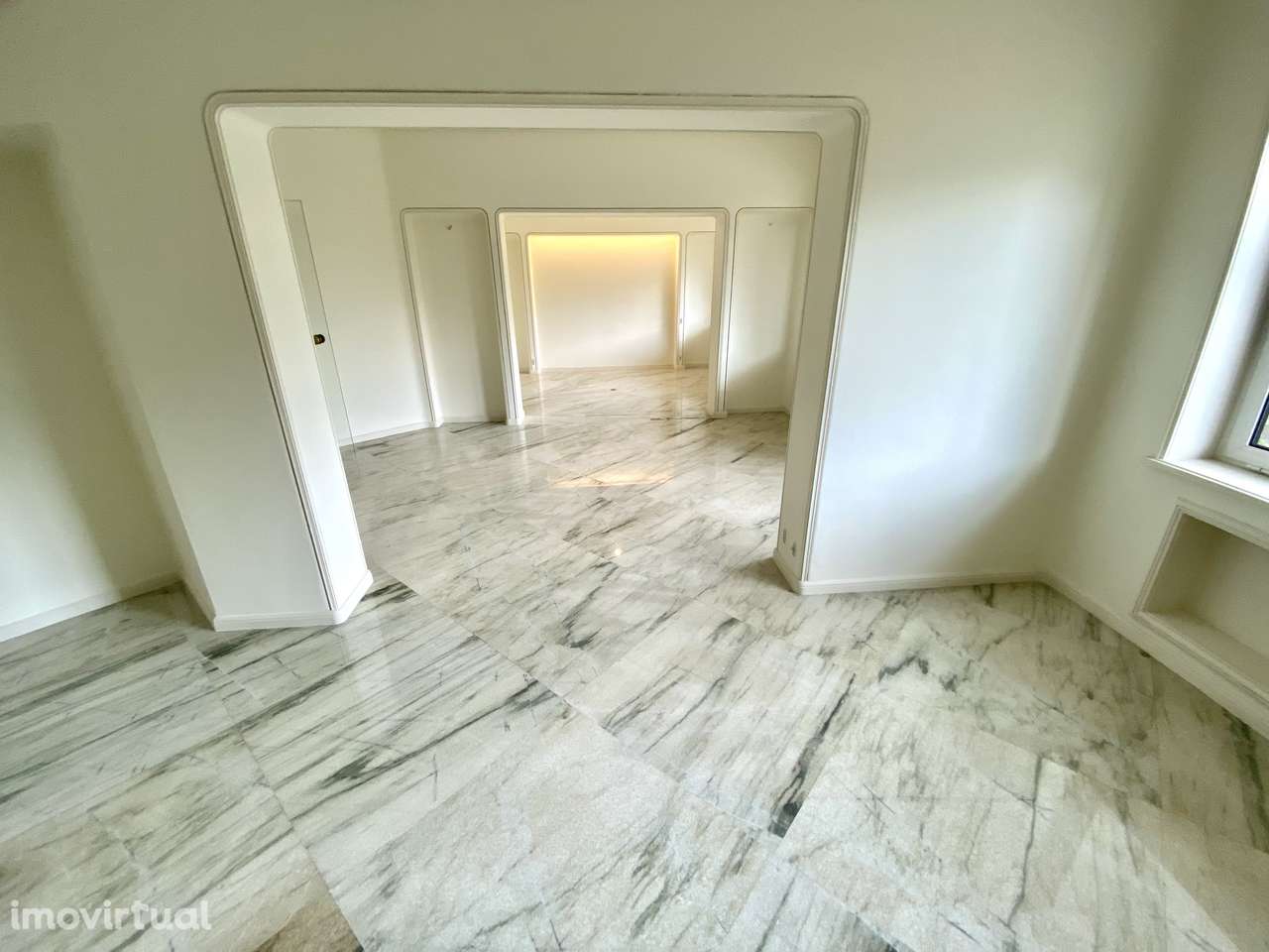 Excelente T4 c/ lugar de Garagem, Av. da República - Grande imagem: 4/46