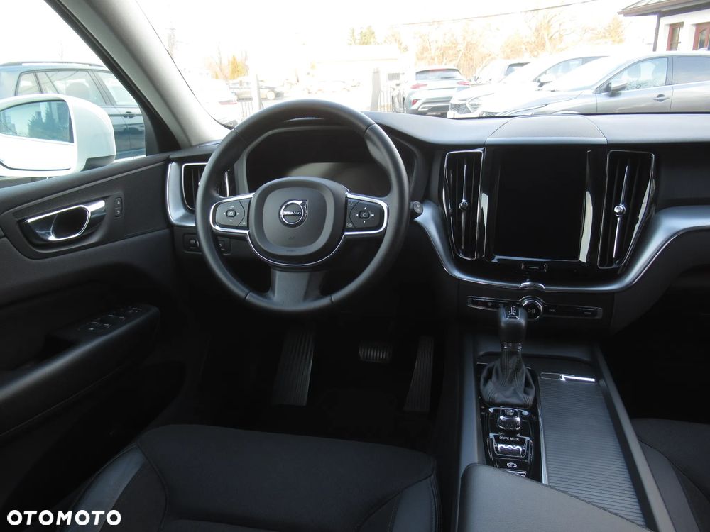 Volvo XC 60 T4 Momentum Pro - 11