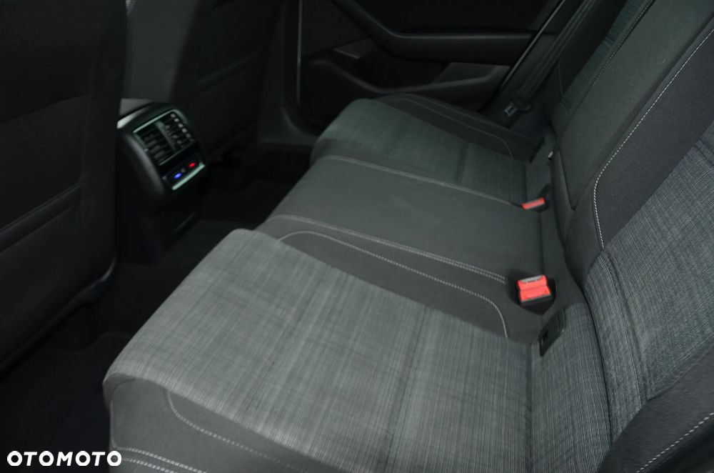 Volkswagen Passat - 19