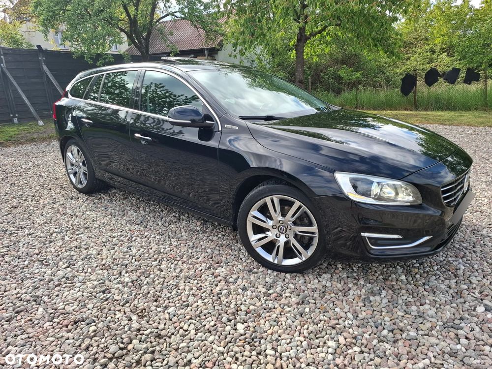 Volvo V60 D6 AWD Plug-in Hybrid R-Design Summum - 6