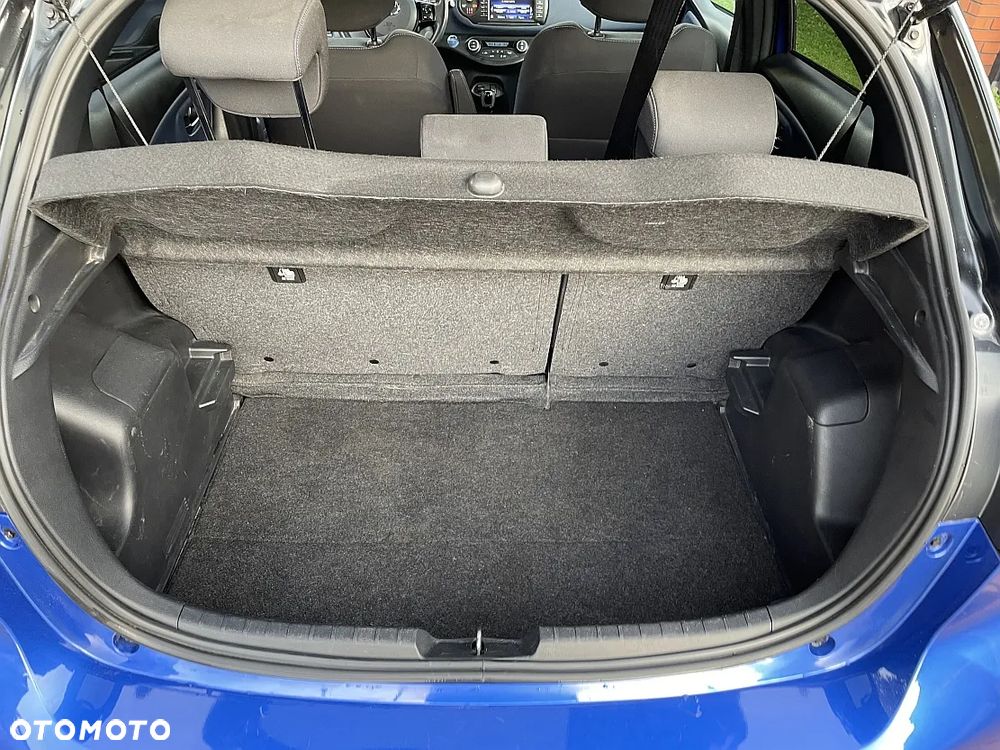 Toyota Yaris Hybrid 100 Selection Platinum - 32