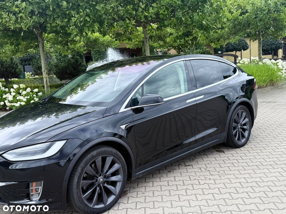 Tesla Model X - 9