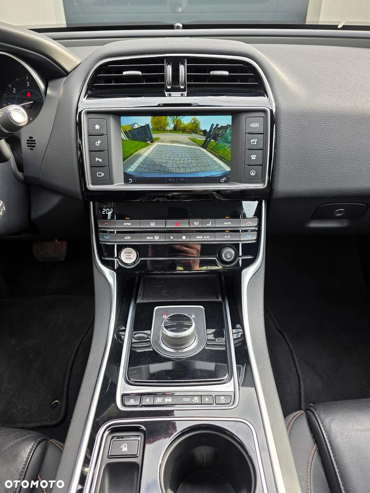 Jaguar XE E-Performance Pure - 13