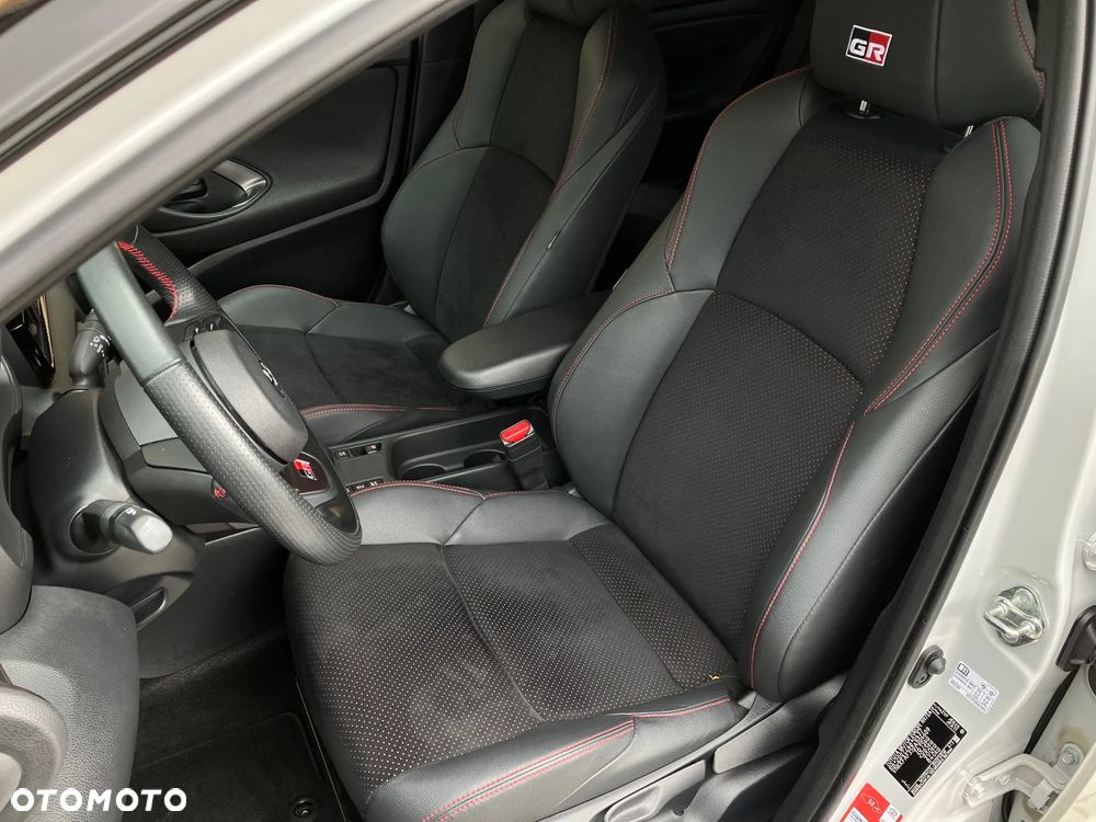 Toyota Yaris Hybrid 1.5 GR Sport - 39