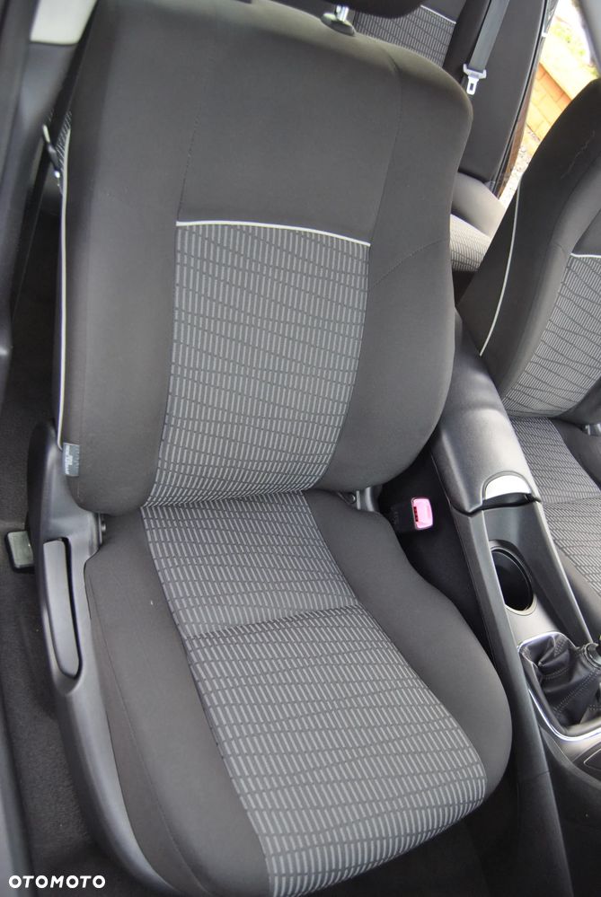 Toyota Avensis 1.6 Sol - 27