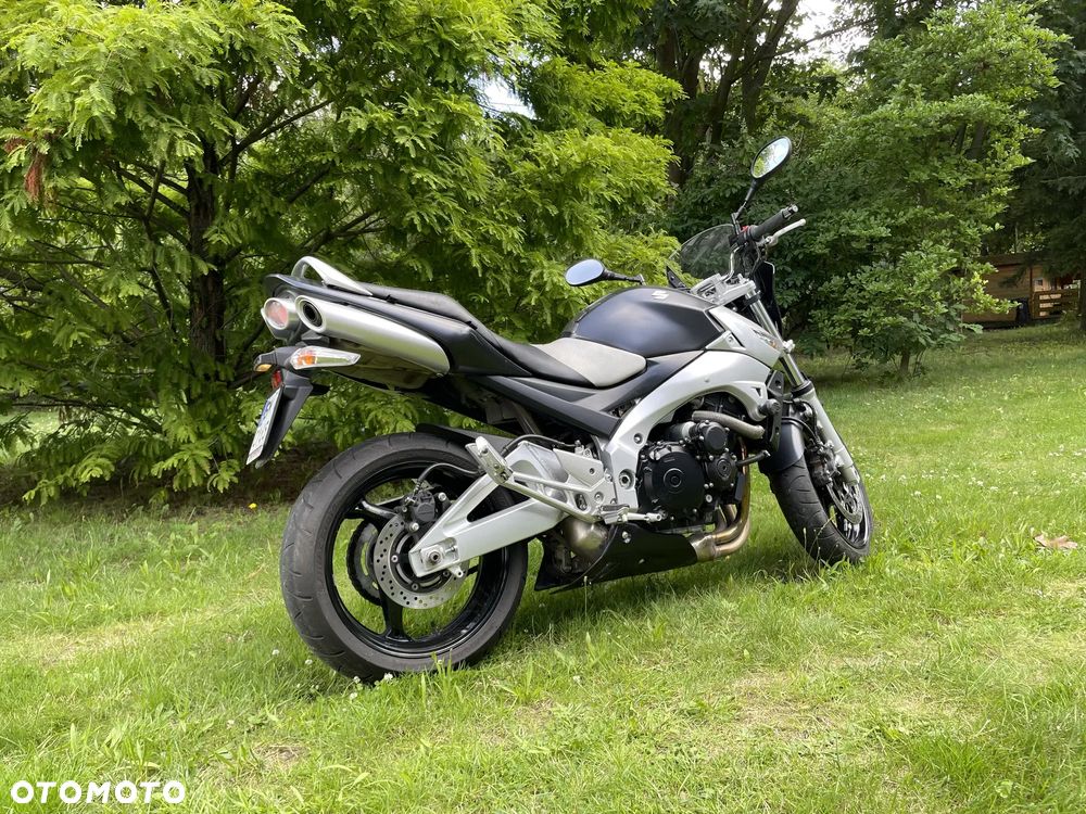 Suzuki GSR - 2