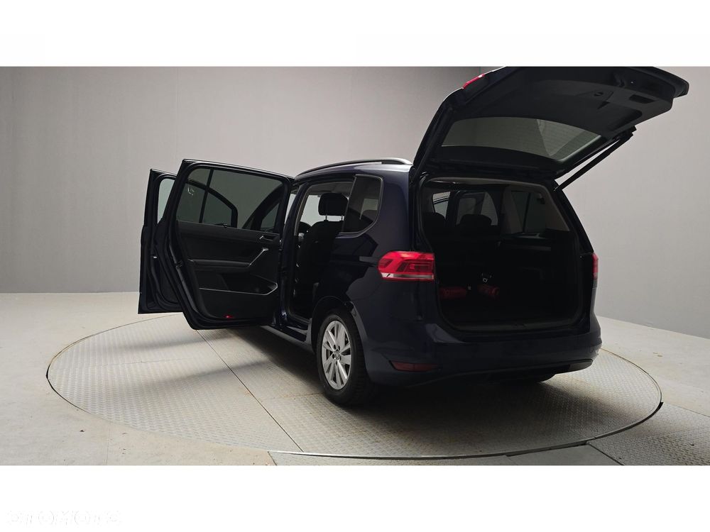 Volkswagen Touran - 11