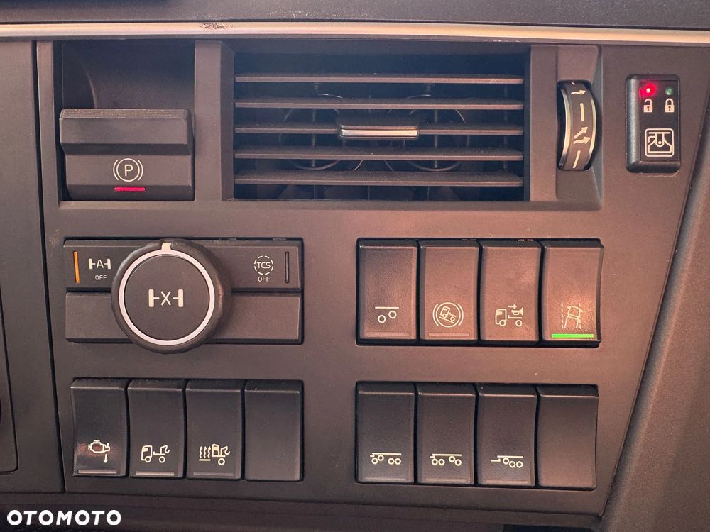 Volvo FH16 750 8x4 POJAZD DO DRZEWA - 14