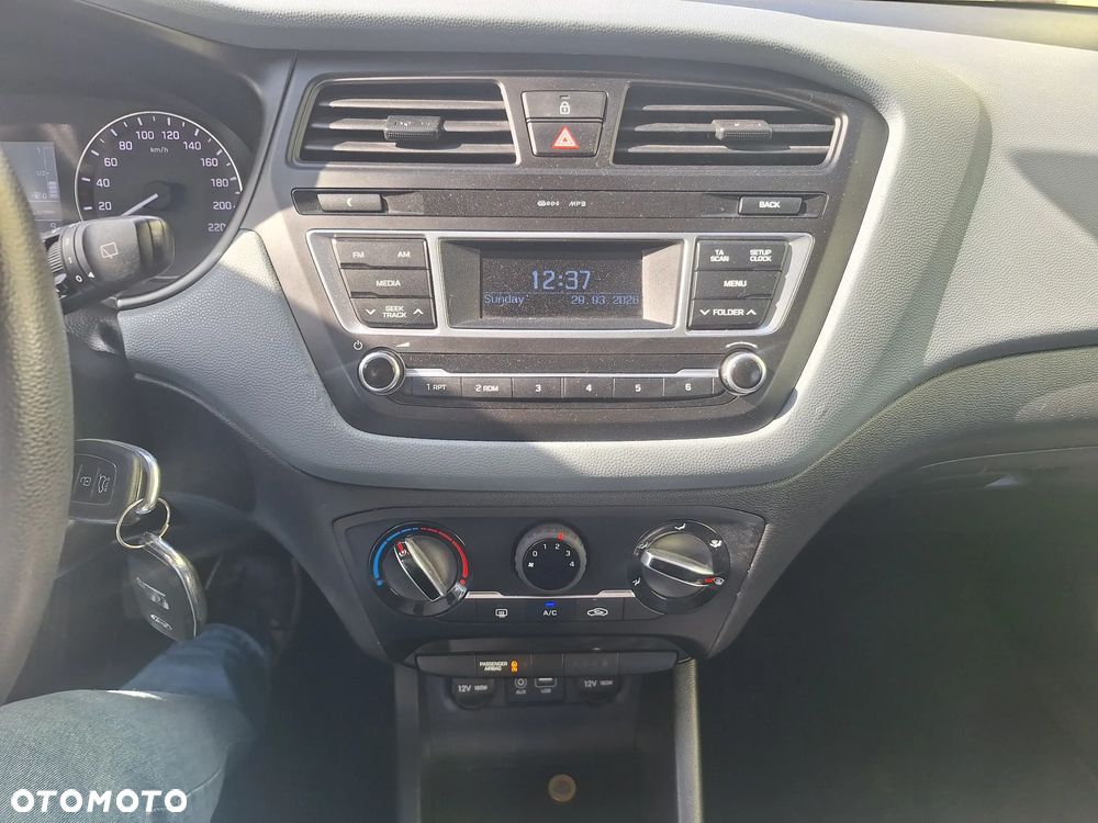 Hyundai i20 blue 1.2 Classic - 11