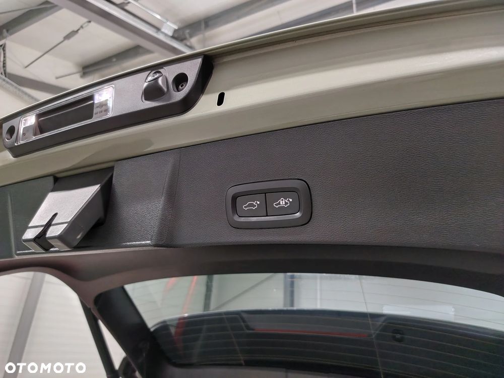 Volvo XC 40 B4 Plus Dark - 26