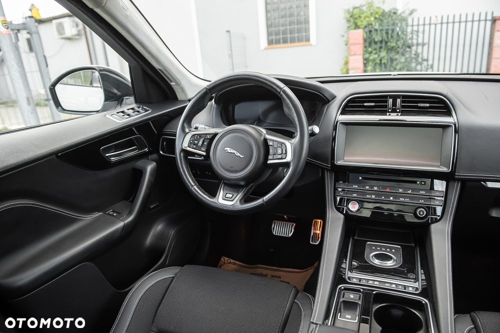 Jaguar F-Pace P250 AWD R-Dynamic S - 28
