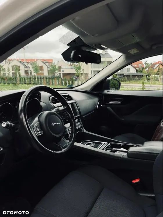 Jaguar F-Pace 2.0 i4D AWD Pure - 10