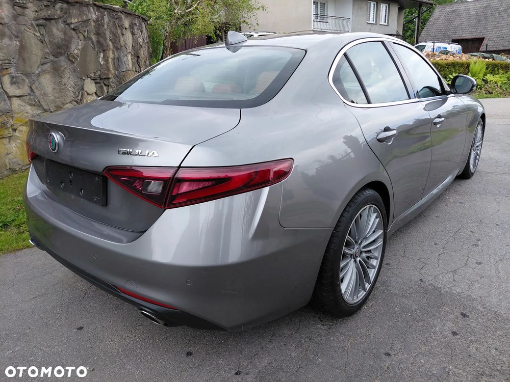 Alfa Romeo Giulia 2.2 AT8 Executive - 3
