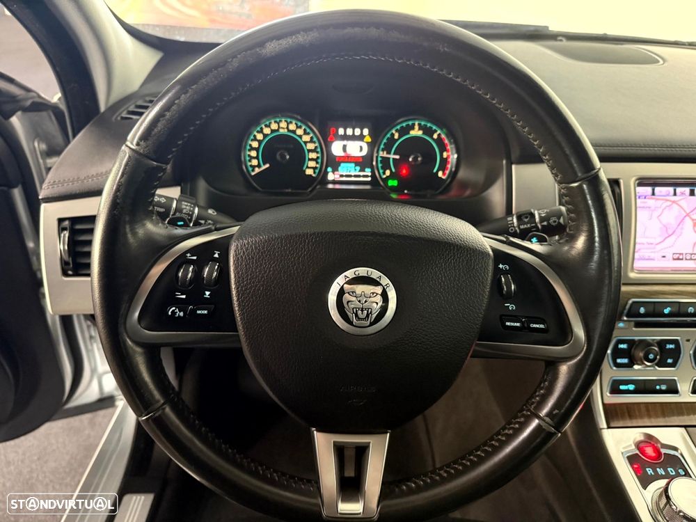 Jaguar XF 2.2 D Premium Luxury - 32