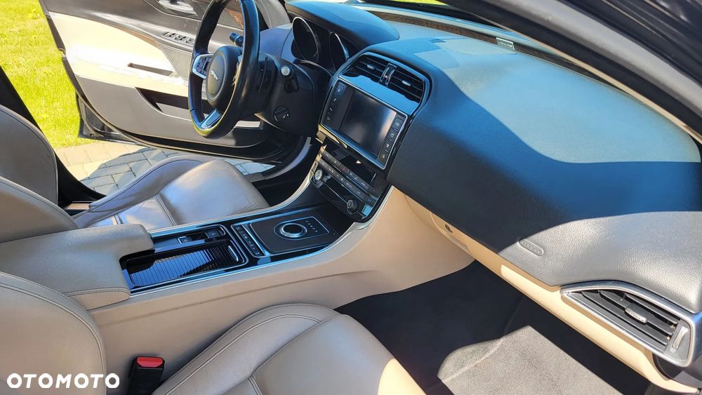 Jaguar XE 2.0 D Prestige - 10