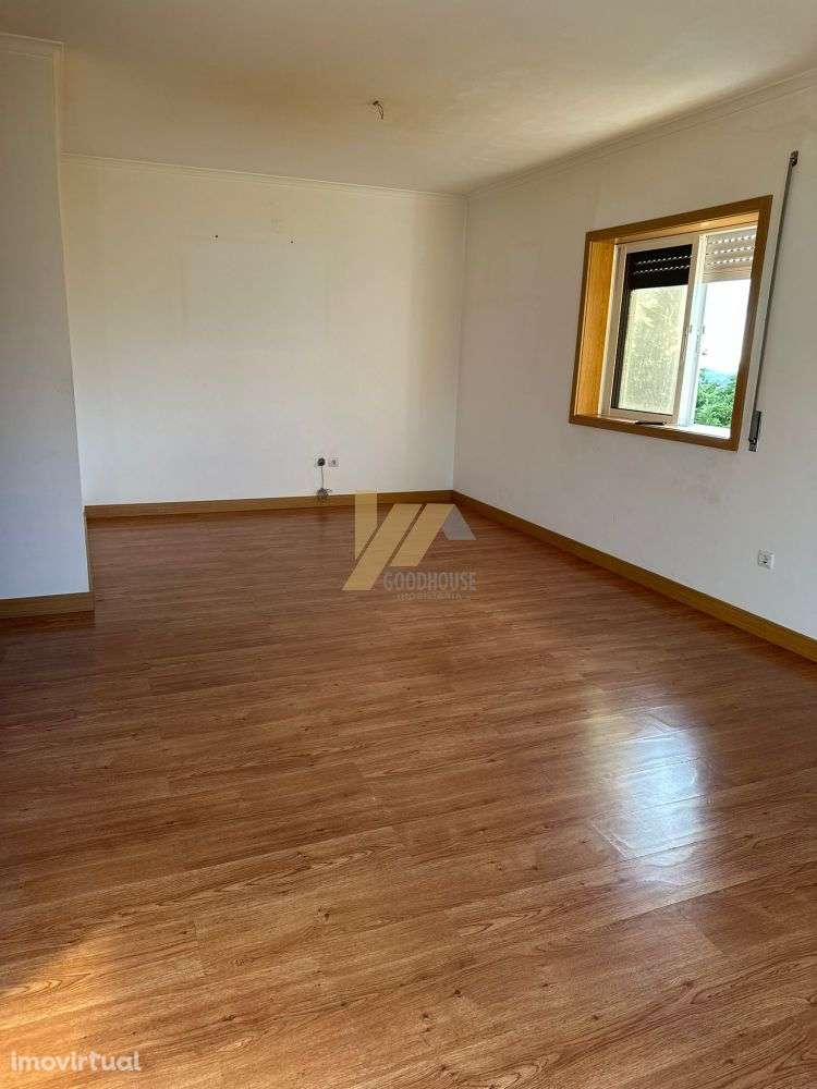 Apartamento T2 de duas frentes com garagem e elevador - Grande imagem: 3/14