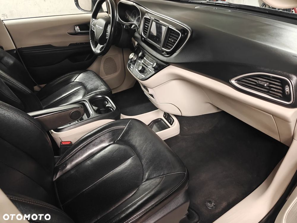 Chrysler Pacifica - 10